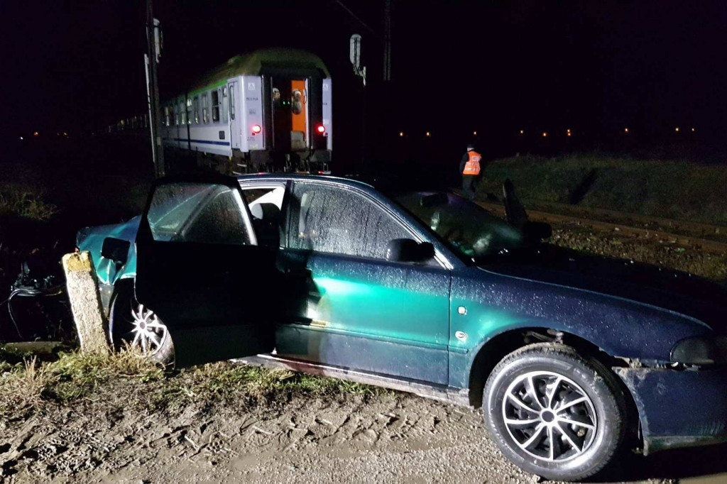 Audi zderzyło się z pociągiem