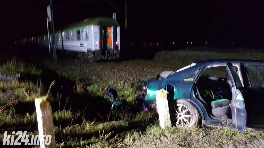 Audi zderzyło się z pociągiem