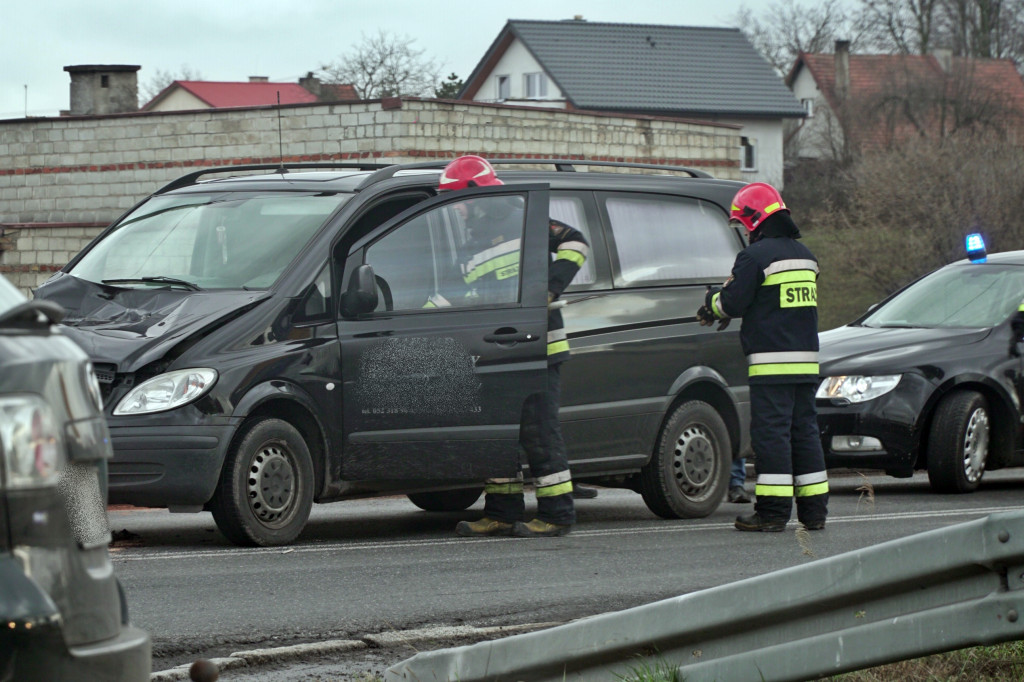 W Tupadłach karawan wjechał w tył ciężarówki