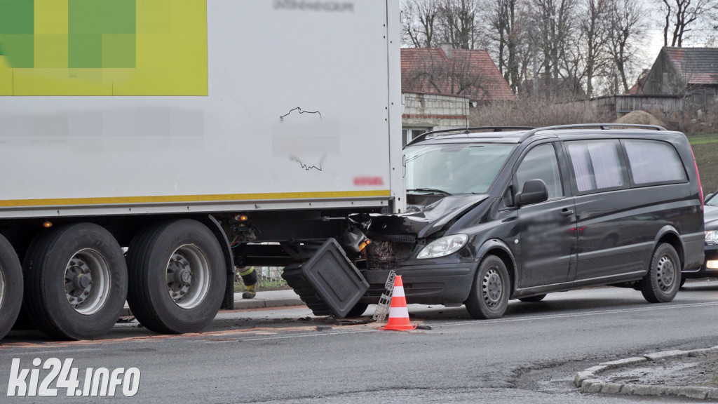 W Tupadłach karawan wjechał w tył ciężarówki