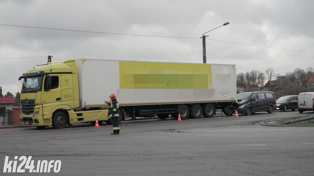 W Tupadłach karawan wjechał w tył ciężarówki