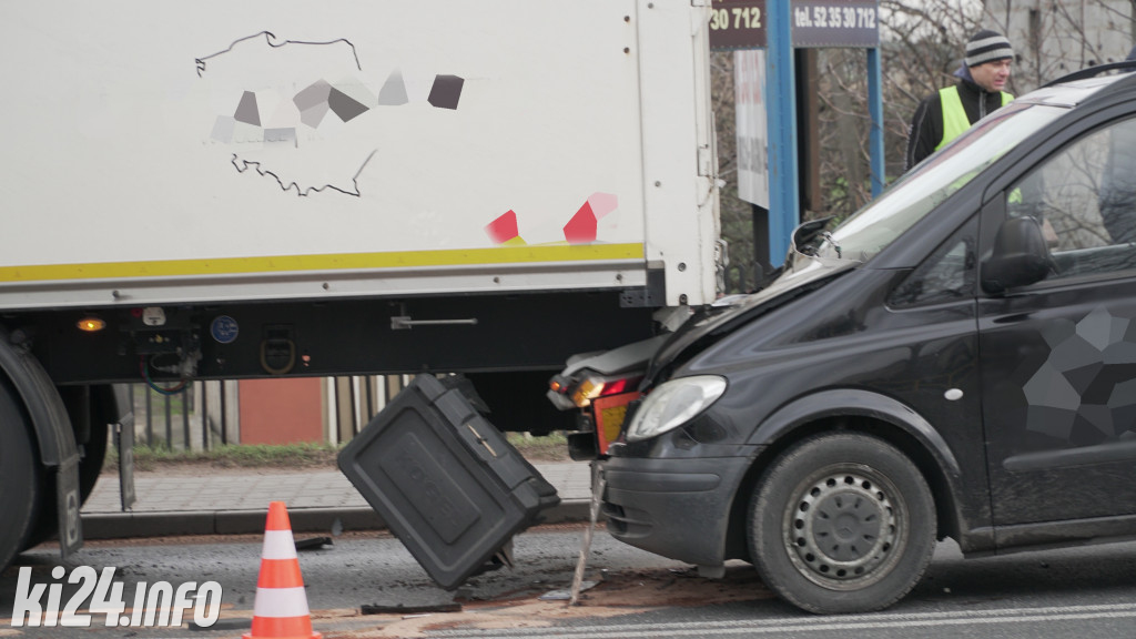 W Tupadłach karawan wjechał w tył ciężarówki