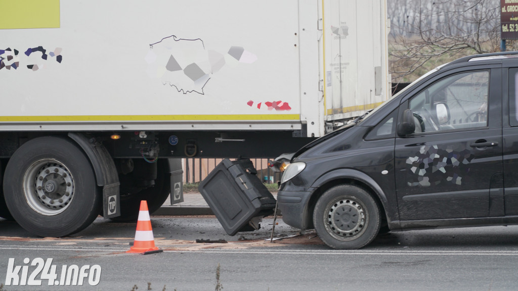 W Tupadłach karawan wjechał w tył ciężarówki