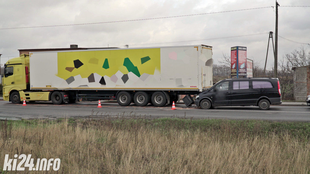 W Tupadłach karawan wjechał w tył ciężarówki