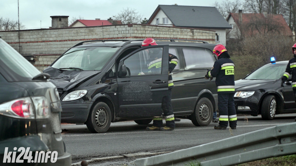 W Tupadłach karawan wjechał w tył ciężarówki