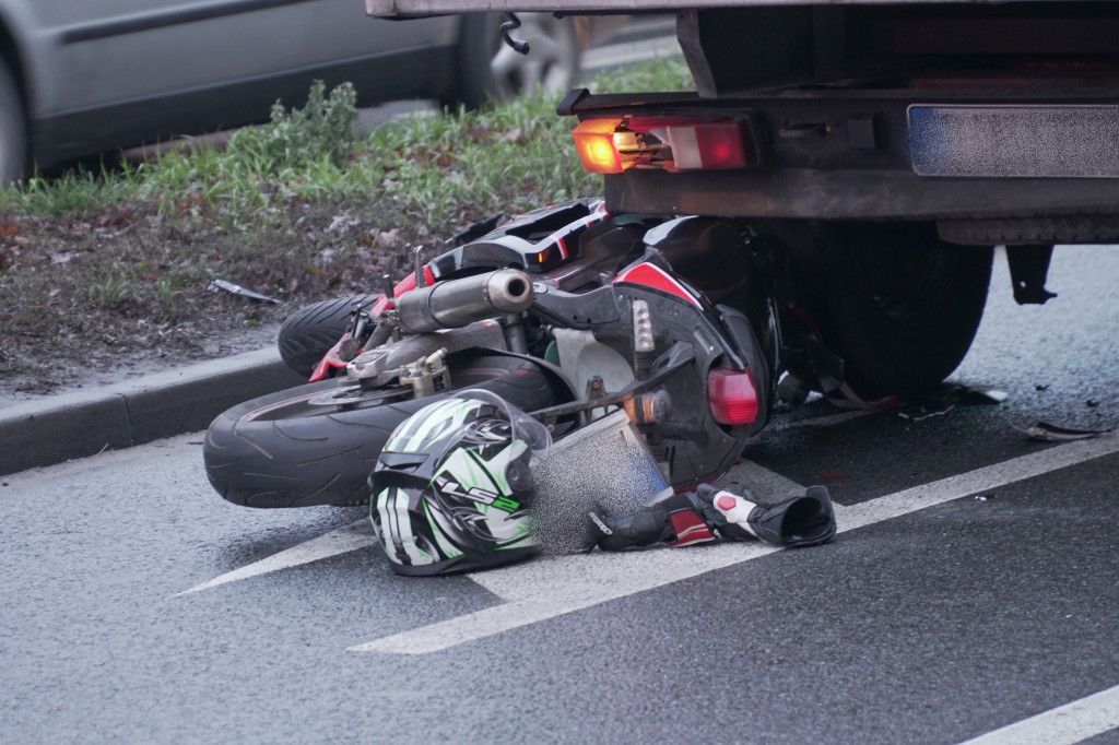 Motocyklista uderzył w dostawczaka