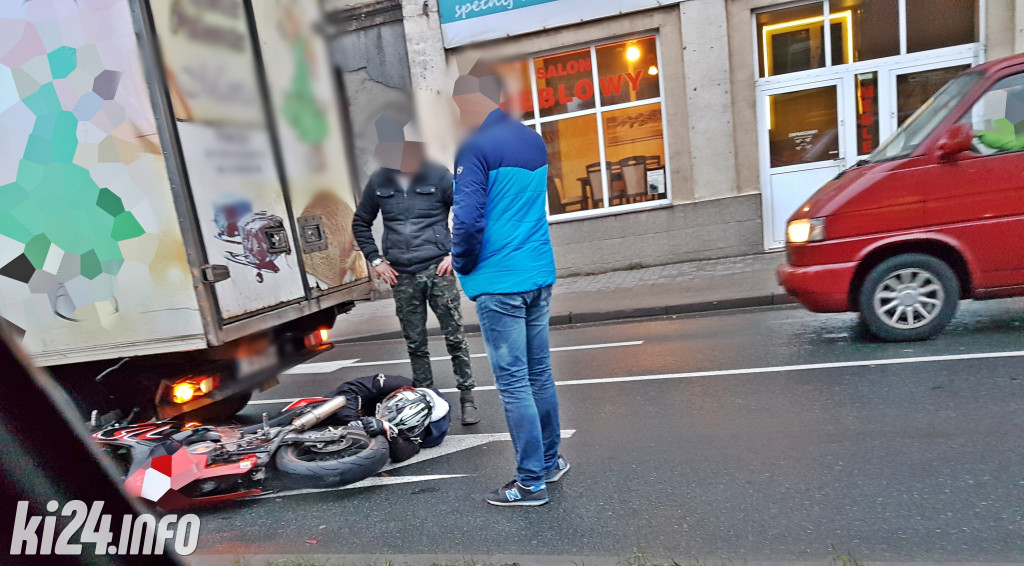 Motocyklista uderzył w dostawczaka