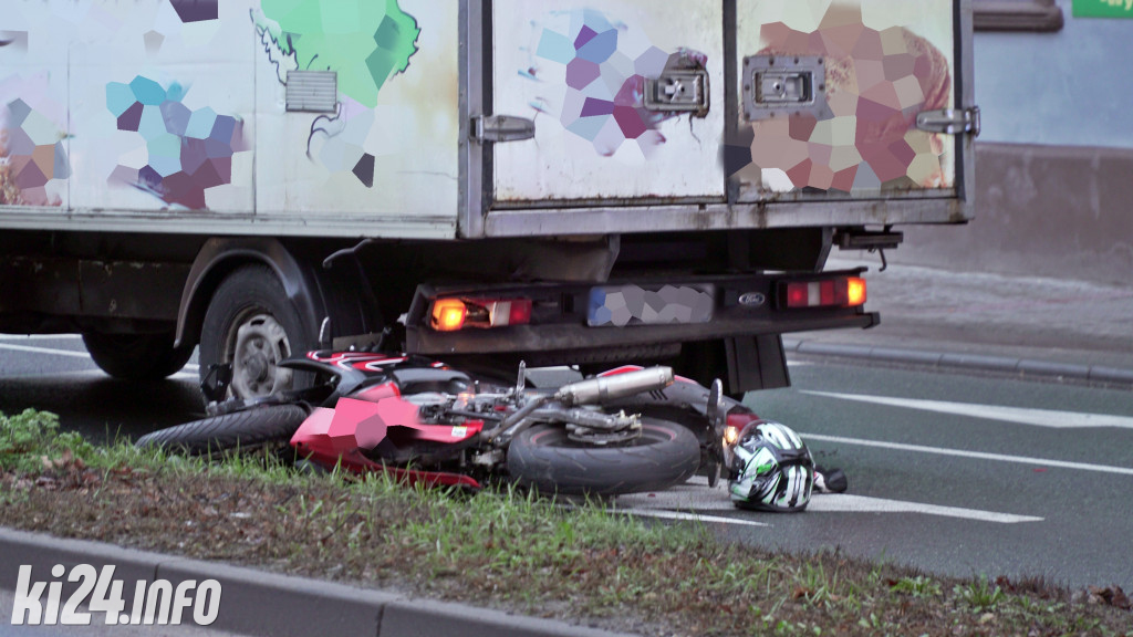 Motocyklista uderzył w dostawczaka