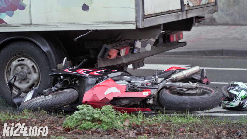 Motocyklista uderzył w dostawczaka