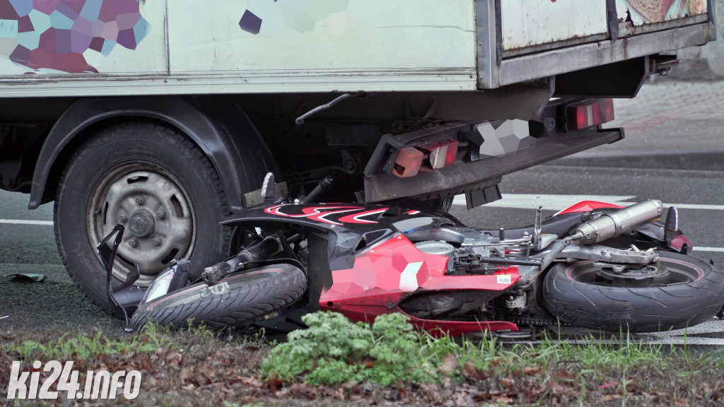 Motocyklista uderzył w dostawczaka