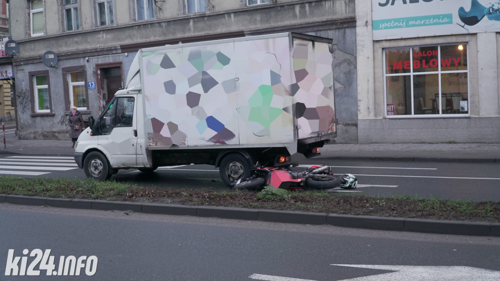 Motocyklista uderzył w dostawczaka