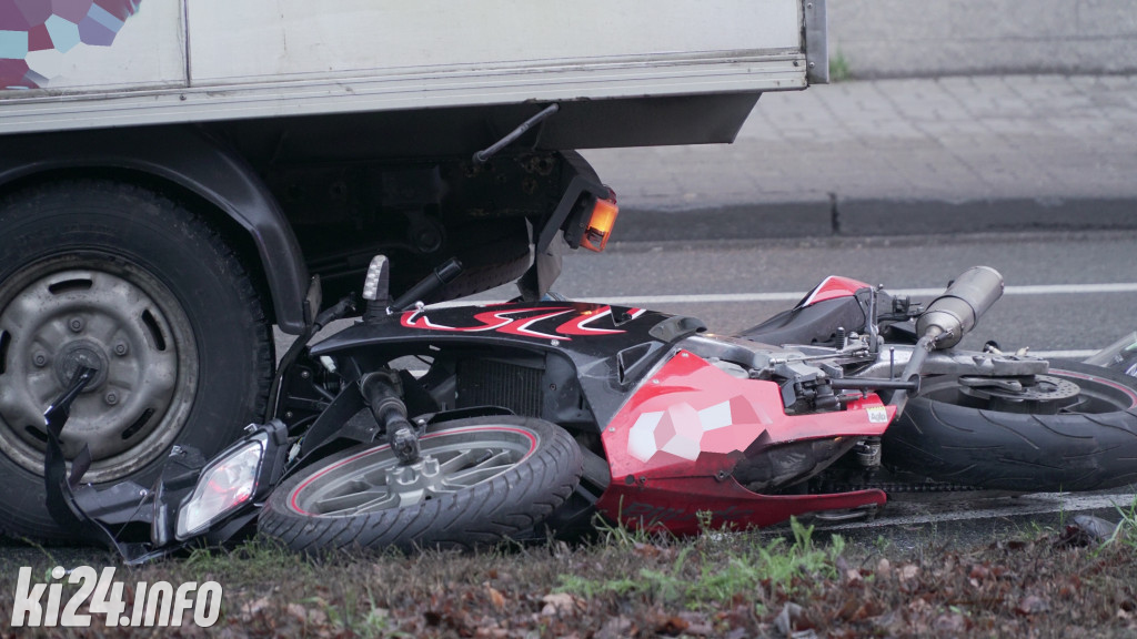 Motocyklista uderzył w dostawczaka