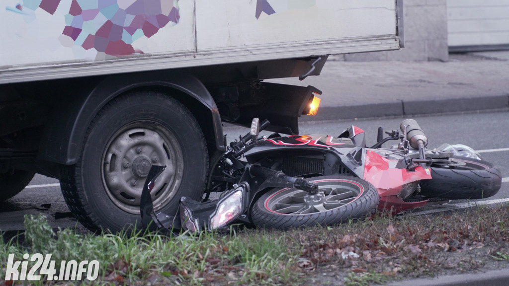 Motocyklista uderzył w dostawczaka