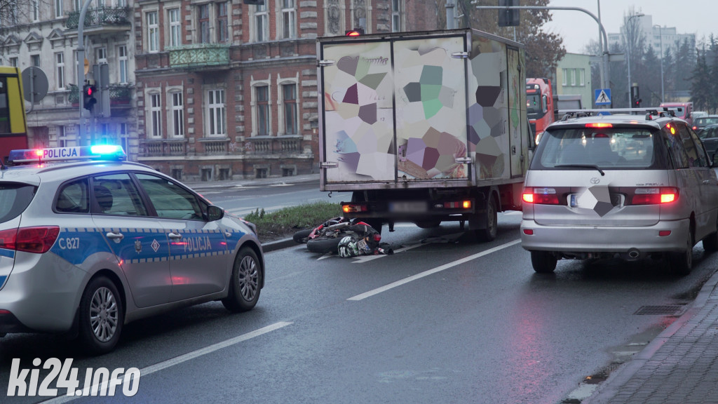 Motocyklista uderzył w dostawczaka