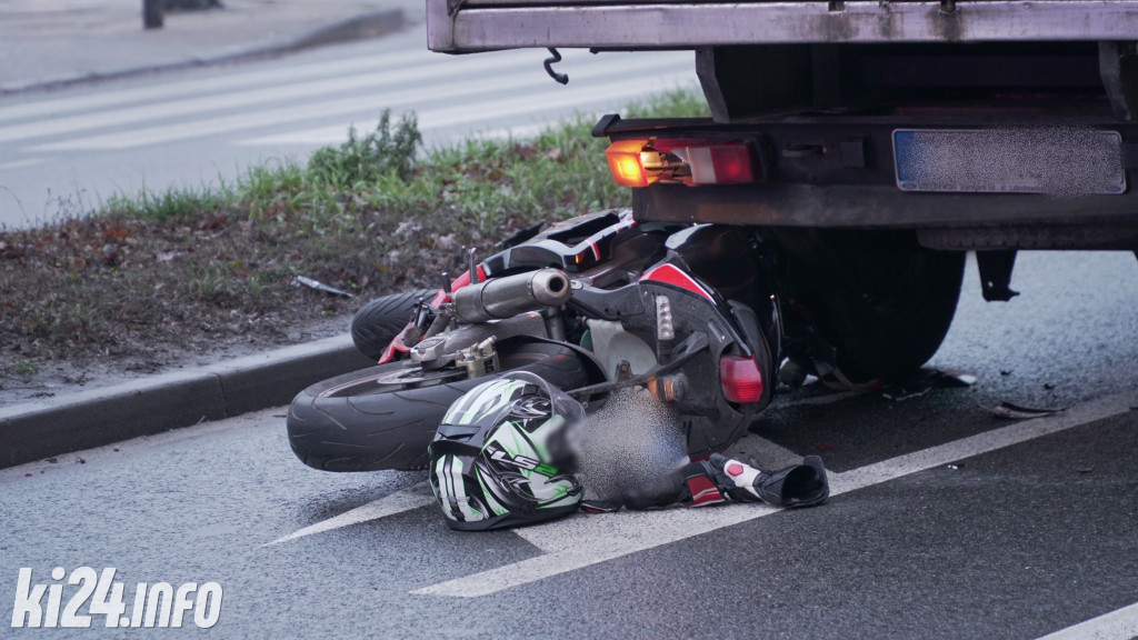 Motocyklista uderzył w dostawczaka
