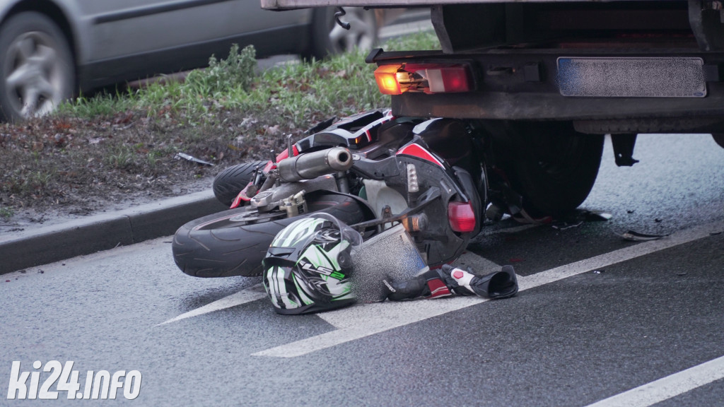 Motocyklista uderzył w dostawczaka