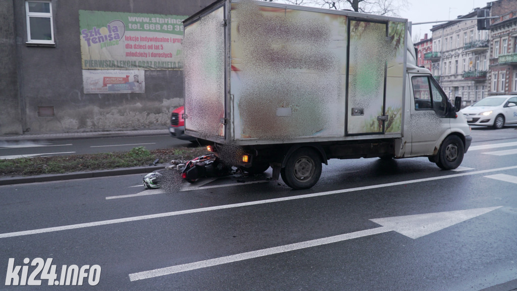 Motocyklista uderzył w dostawczaka