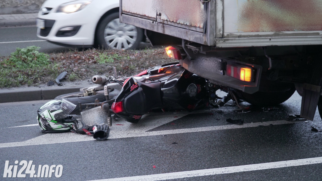 Motocyklista uderzył w dostawczaka