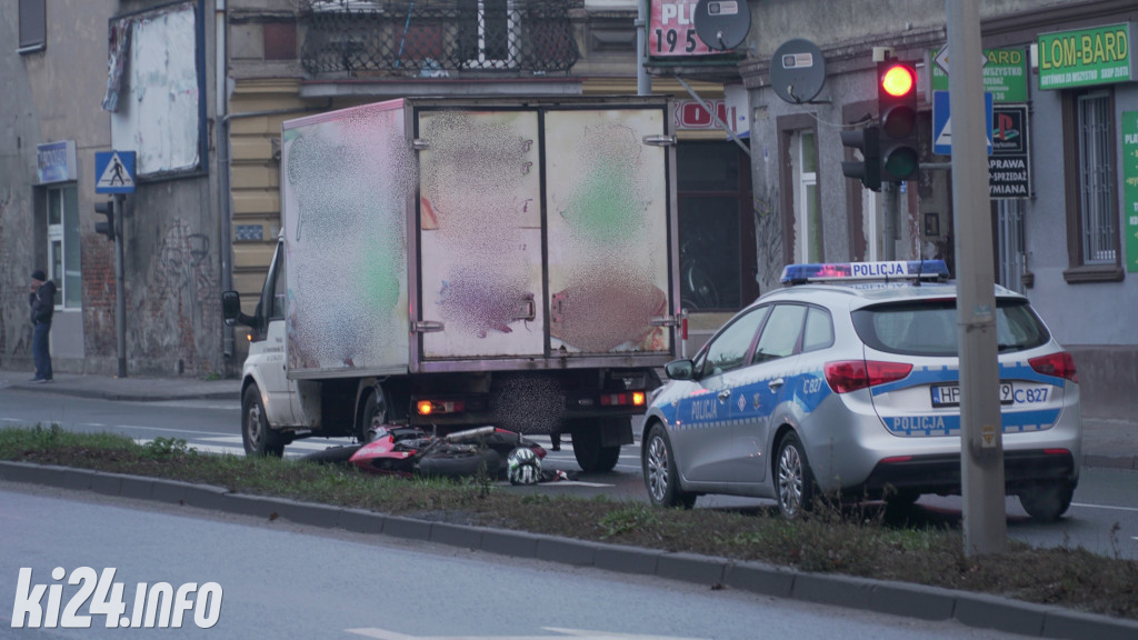 Motocyklista uderzył w dostawczaka