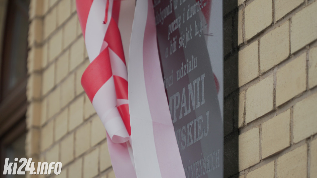 Odsłonięcie tablicy na dworcu PKP