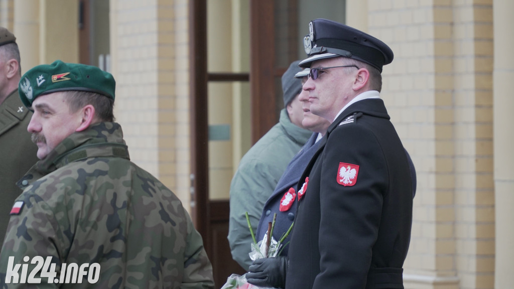 Odsłonięcie tablicy na dworcu PKP