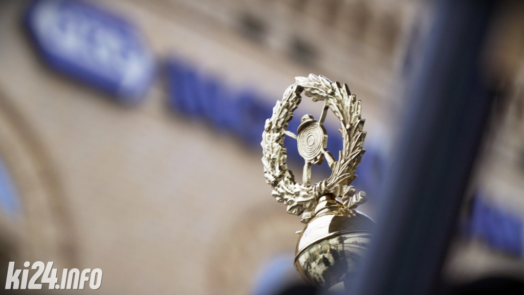 Odsłonięcie tablicy na dworcu PKP