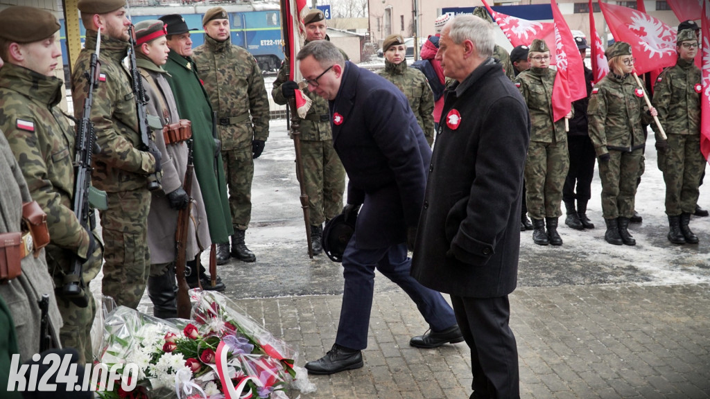 Odsłonięcie tablicy na dworcu PKP