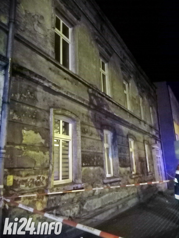 Gzyms spadł na chodnik przy Dworcowej