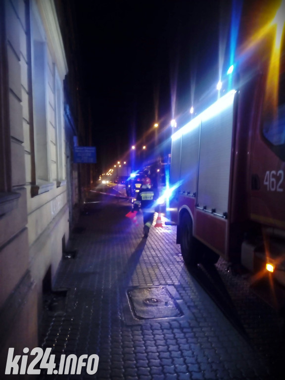 Gzyms spadł na chodnik przy Dworcowej