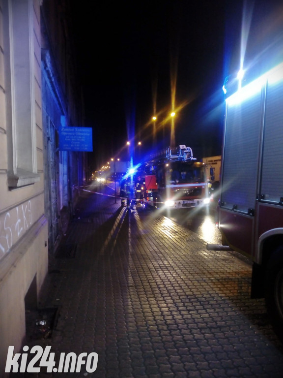 Gzyms spadł na chodnik przy Dworcowej