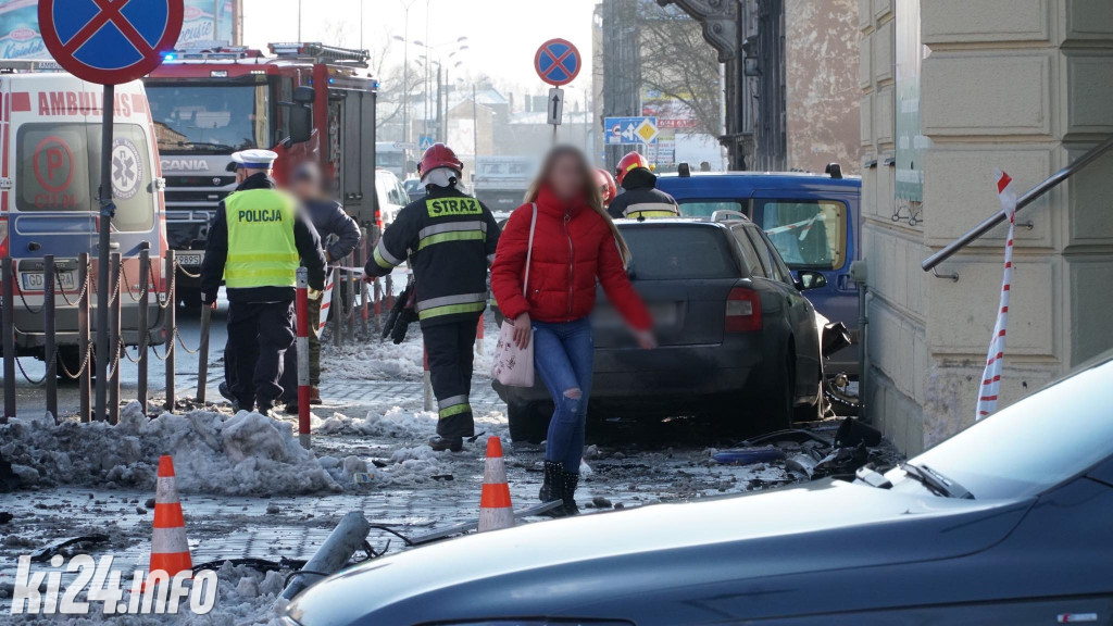 Zderzenie dwóch aut i potrącenie