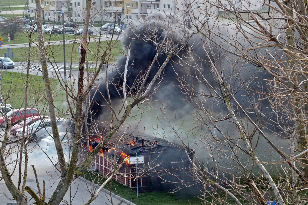 Pożar wiaty śmietnikowej na os. Rąbin
