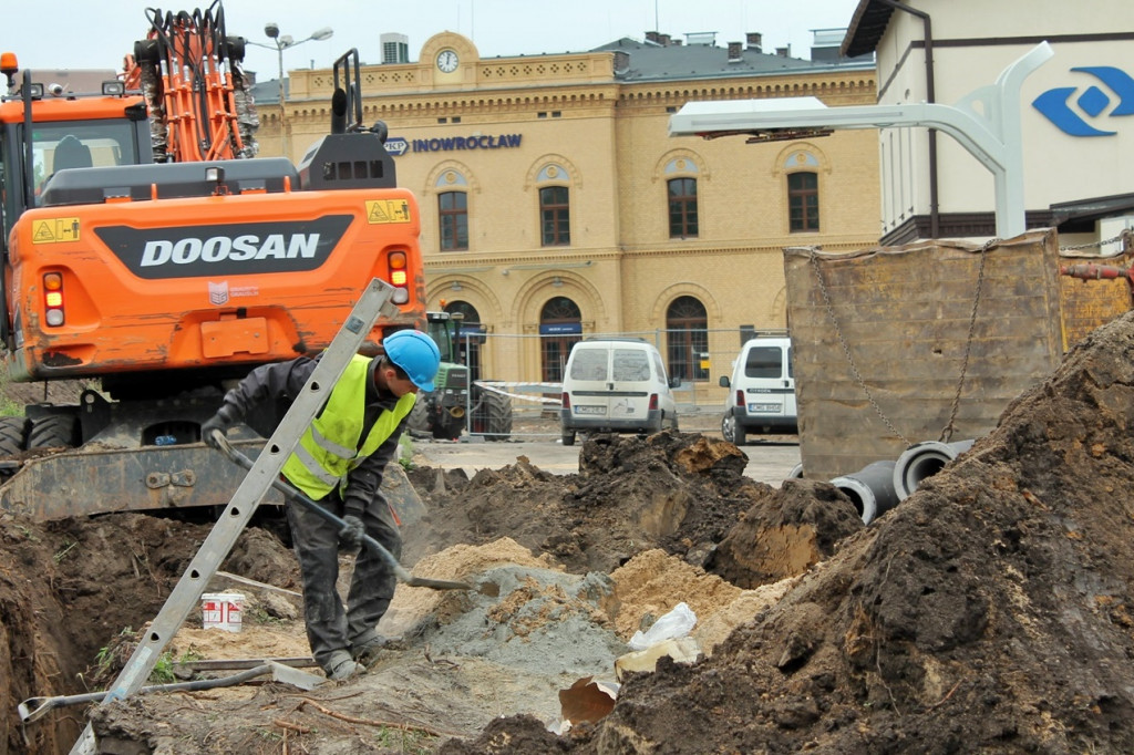 Przebudowują plac przed dworcem kolejowym. Zobaczcie, jak to wszystko wygląda