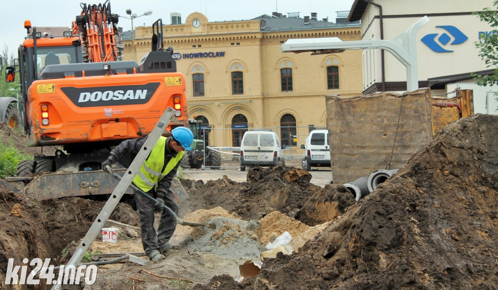 Przebudowują plac przed dworcem kolejowym. Zobaczcie, jak to wszystko wygląda