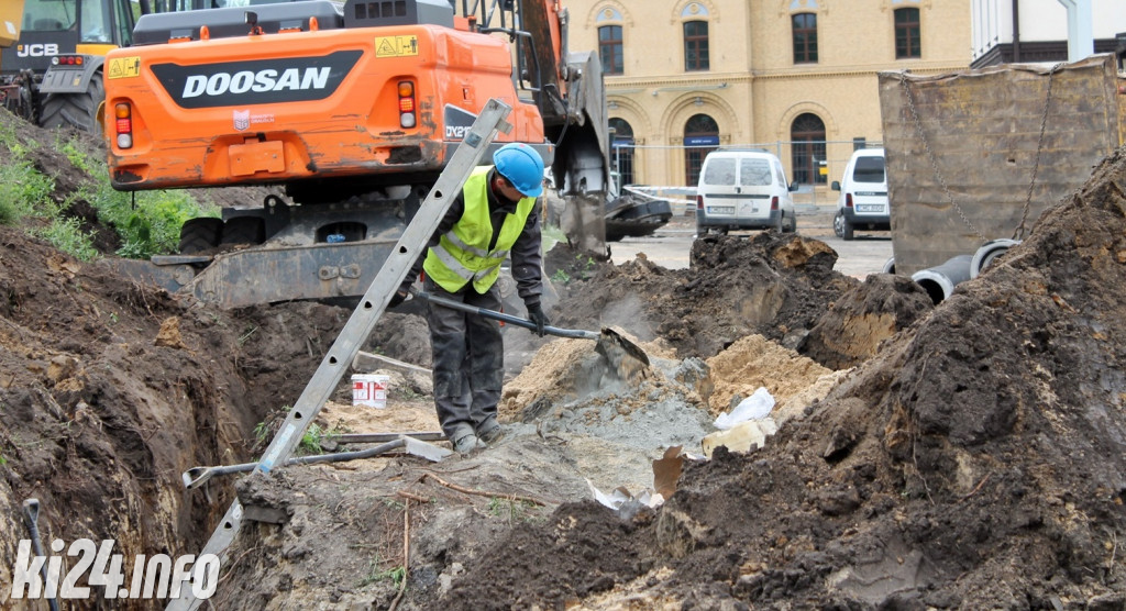 Przebudowują plac przed dworcem kolejowym. Zobaczcie, jak to wszystko wygląda