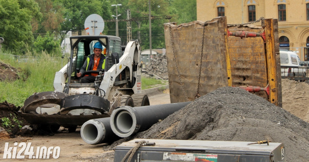Przebudowują plac przed dworcem kolejowym. Zobaczcie, jak to wszystko wygląda