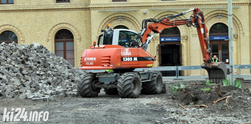 Przebudowują plac przed dworcem kolejowym. Zobaczcie, jak to wszystko wygląda