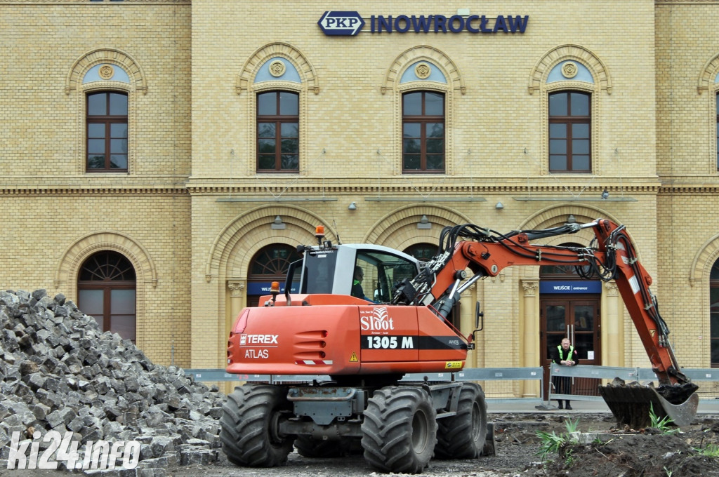 Przebudowują plac przed dworcem kolejowym. Zobaczcie, jak to wszystko wygląda