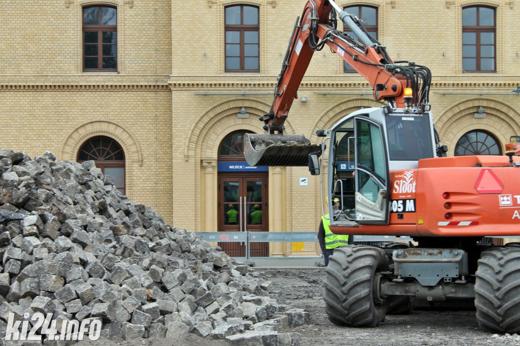Przebudowują plac przed dworcem kolejowym. Zobaczcie, jak to wszystko wygląda