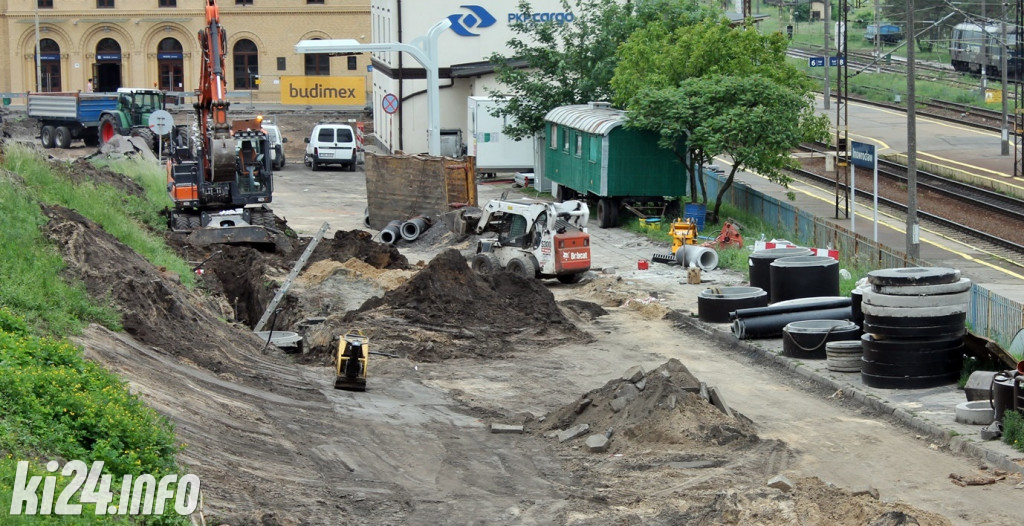 Przebudowują plac przed dworcem kolejowym. Zobaczcie, jak to wszystko wygląda