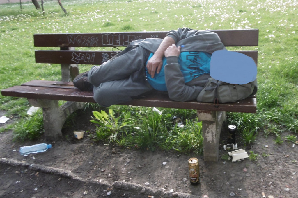 Pijani śpią na ulicach