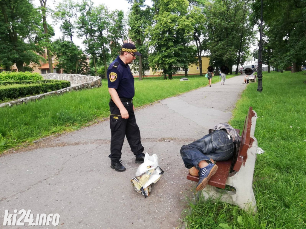 Pijani śpią na ulicach