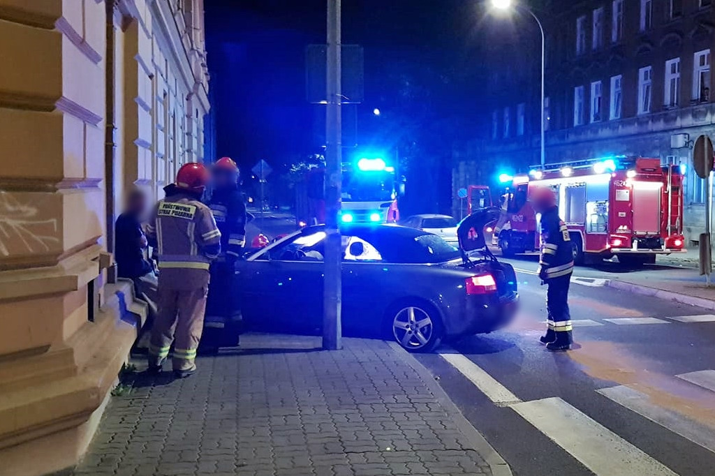 Audi wjechało wprost w kamienicę