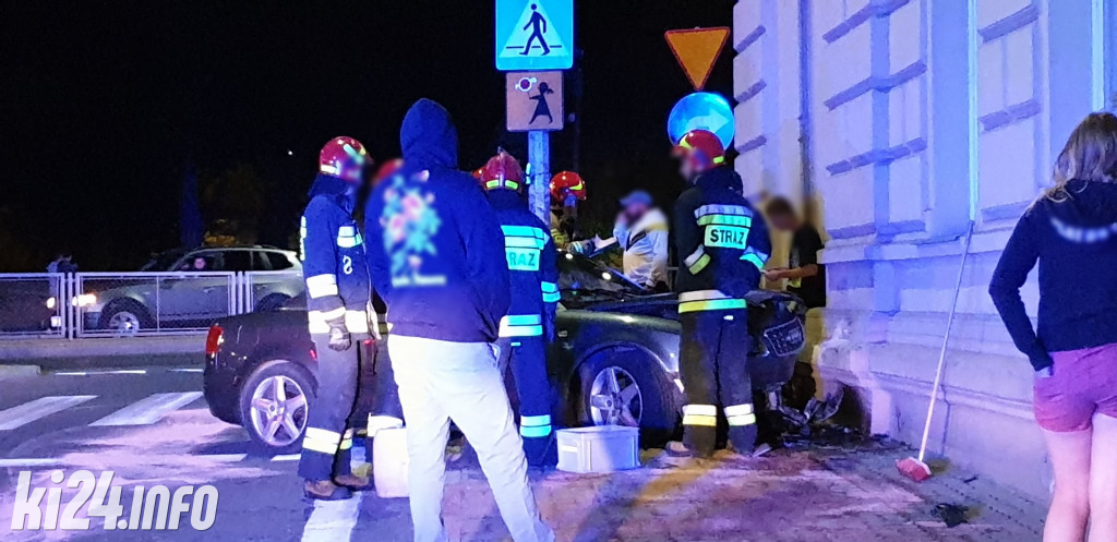 Audi wjechało wprost w kamienicę