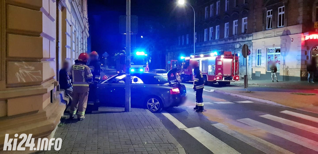 Audi wjechało wprost w kamienicę