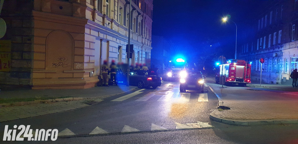 Audi wjechało wprost w kamienicę