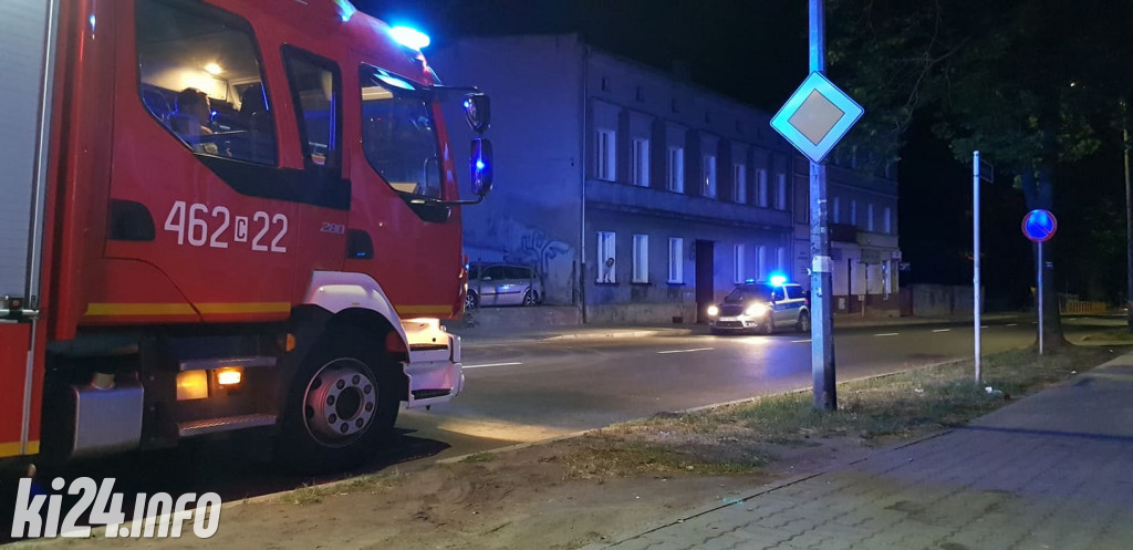 Audi wjechało wprost w kamienicę