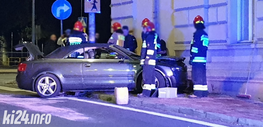 Audi wjechało wprost w kamienicę