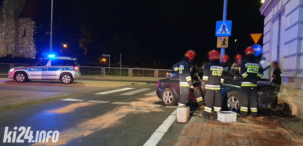 Audi wjechało wprost w kamienicę