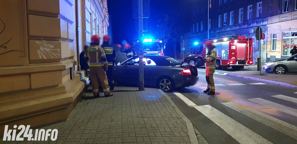 Audi wjechało wprost w kamienicę